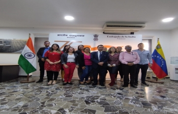 Nueve candidatos del ITEC, seleccionados para asistir al curso de dominio del ingles de 4 semanas, en EFLU Hyderabad a partir del 28 de agosto de 2023, recibieron boletos y visas por parte del Encargado de Negocios, Suresh Kumar, en una reunion de orientacion celebrada en la Embajada el 24 de agosto de 2023.